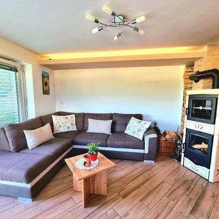 Gartnar Home -Hiska S Pridihom Domacnosti In Pogledom Na Hribe. رادوفيتْسا المظهر الخارجي الصورة