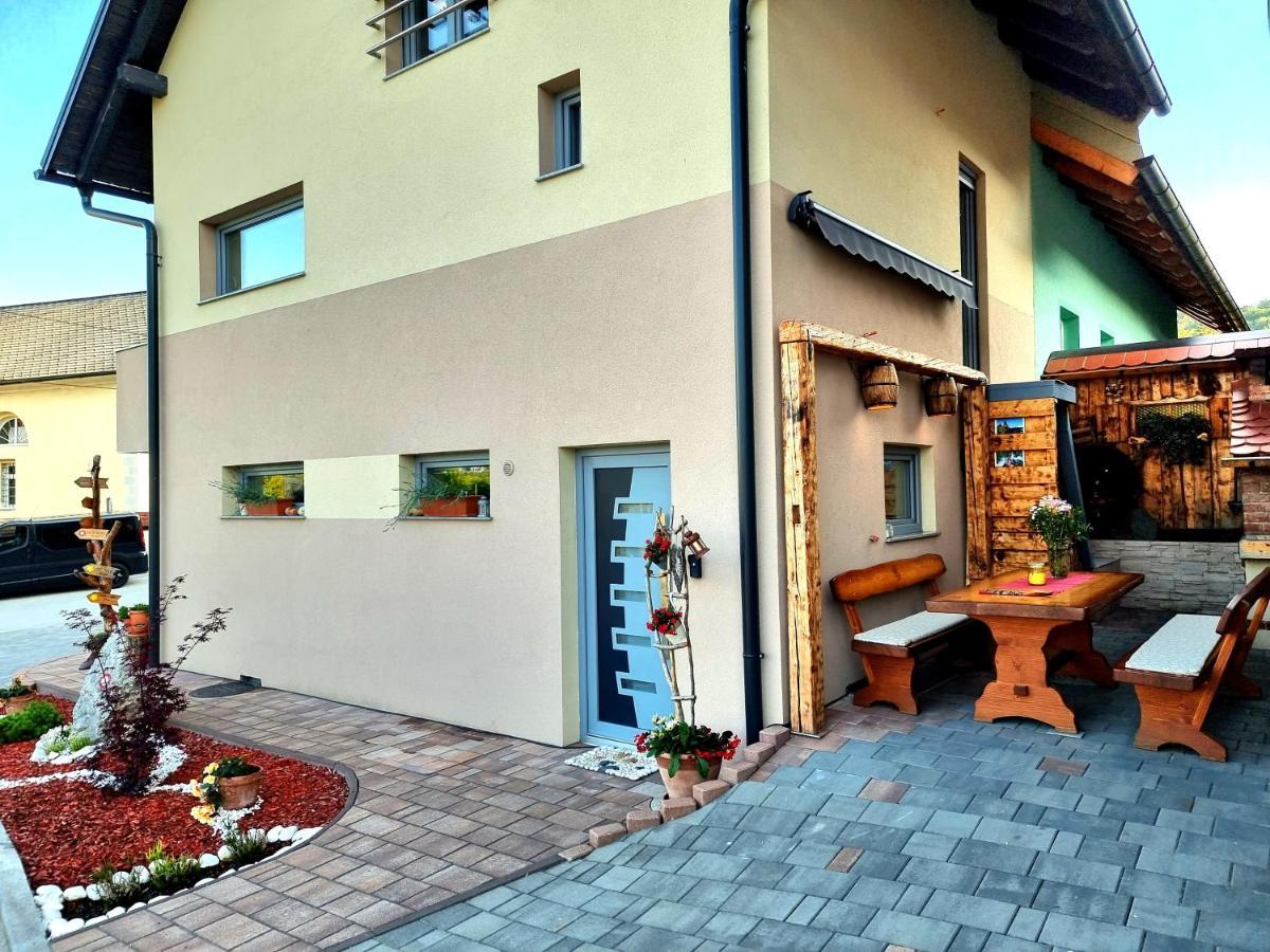 Gartnar Home -Hiska S Pridihom Domacnosti In Pogledom Na Hribe. رادوفيتْسا المظهر الخارجي الصورة