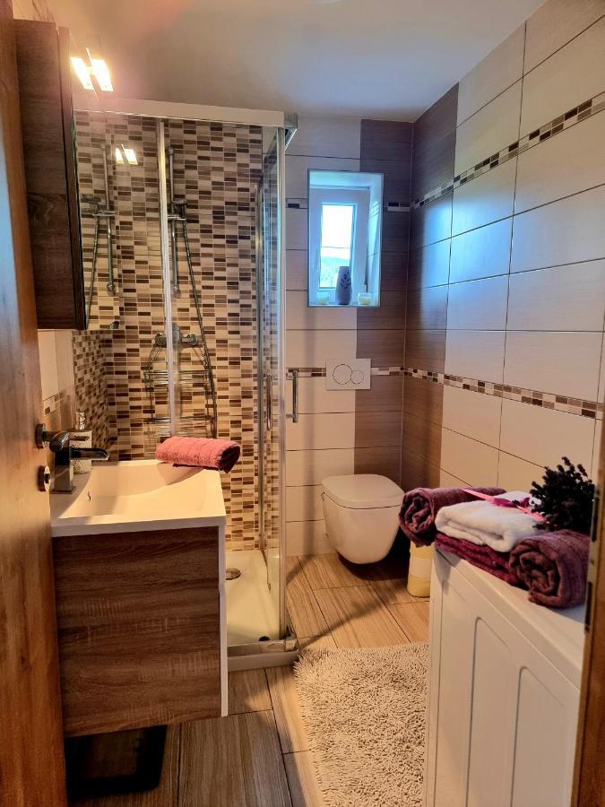 Gartnar Home -Hiska S Pridihom Domacnosti In Pogledom Na Hribe. رادوفيتْسا المظهر الخارجي الصورة